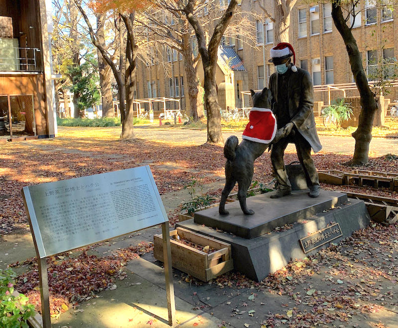 東京大学　ハチ公と上野博士の像