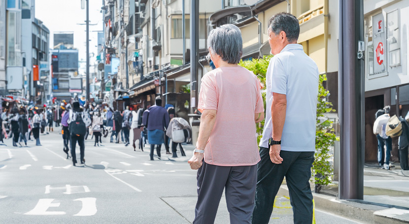 シニアの街歩き画像